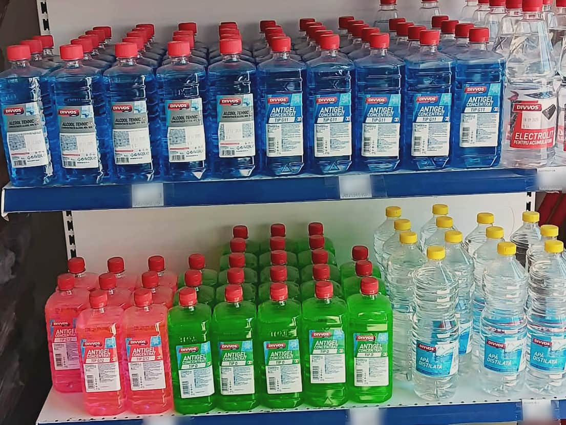 Raft cu sticle de antigel albastru, roz și verde, alcool tehnic, electrolit și apă distilată